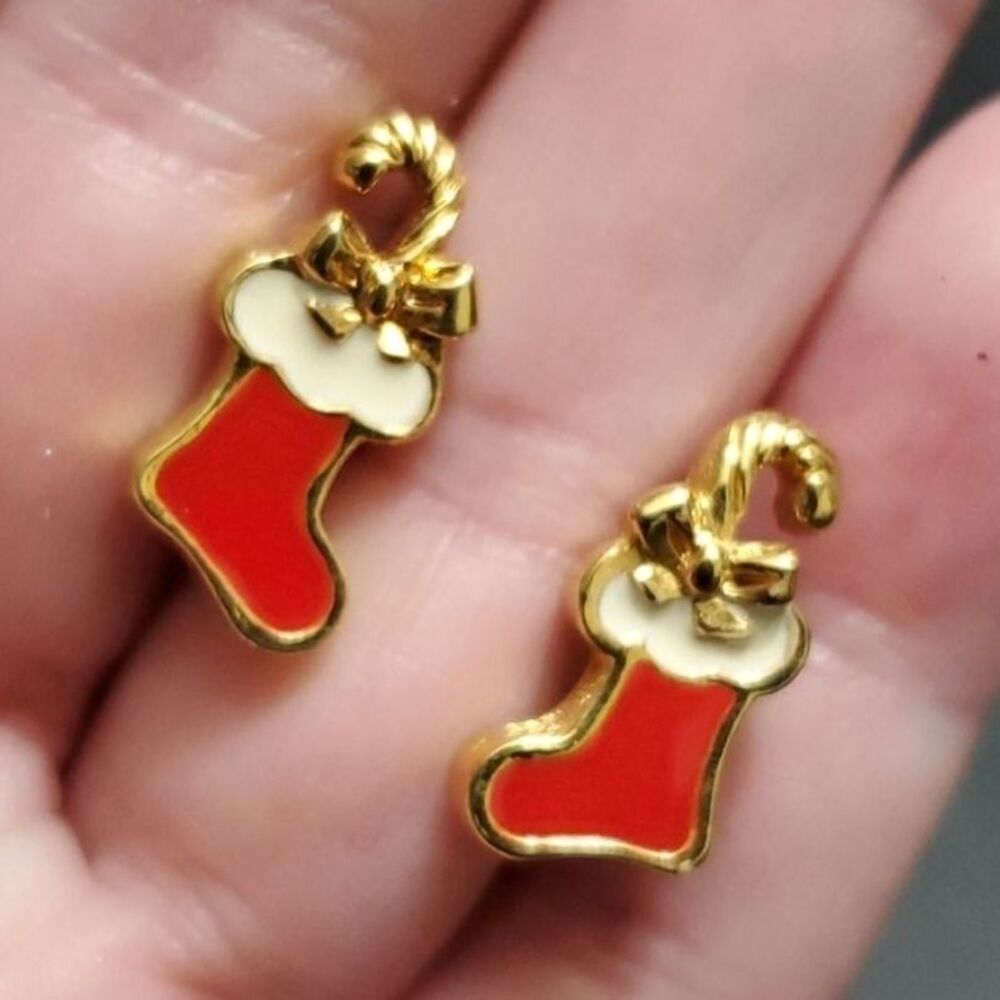 Avon gold tone holiday stocking earrings